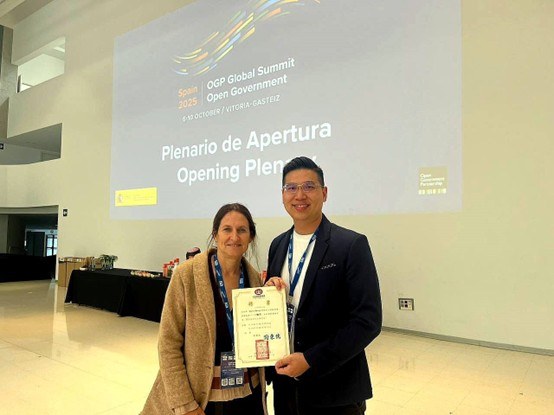 María Baron of Directorio Legislativo receives an advisor appointment from Citizen Congress Watch, OGP Global Summit, October 2025